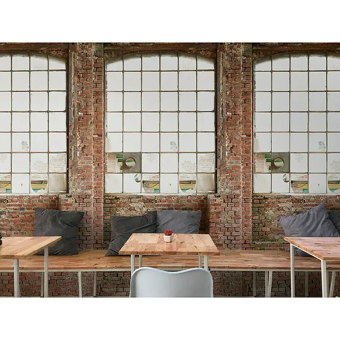 A.S. Création The Wall 2 Fototapete Fenster - B x H: 159 x 280 cm, Vlies - Gemütliches Café mit Holztischen und großen Fenstern, die eine industrielle Atmosphäre schaffen. Perfekt für entspannte Stunden.