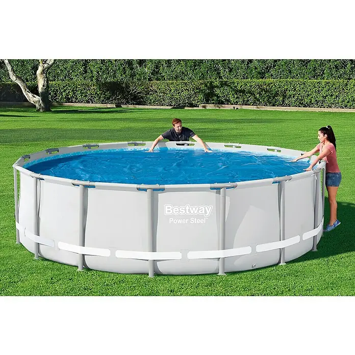 Bestway Pool-Abdeckplane Solar - Durchmesser: 462 cm, Material: Kunststoff - Aufblasbarer Bestway Power Steel Pool im Garten, zwei Personen beim Abdecken der Poolplane.