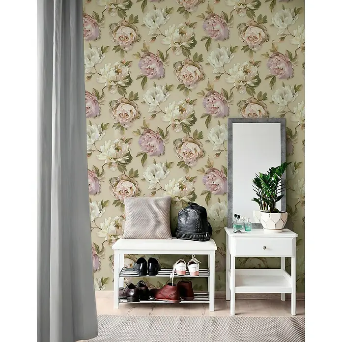 A.S. Création Pintwalls 2 Vliestapete Pfingstrosenblüten - Violett-Pink-Grün, Floral, 10,05 x 0,53 m - Ein stilvoller Eingangsbereich mit einer weißen Bank mit Schuhregal, einem Spiegel und einem kleinen Tisch mit einer Zimmerpflanze.