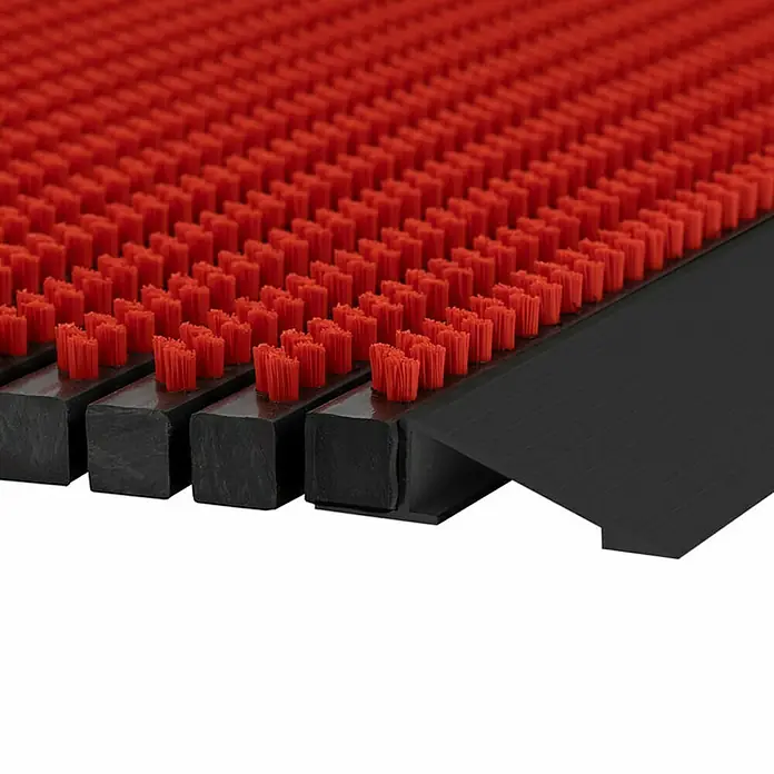 Fußmatte Power Brush - Rot, 60 x 40 cm, 100 % Nylon - Rote Bürstenmatte mit schwarzen Leisten und seitlicher Rampe für Sauberkeit und Sicherheit im Eingangsbereich.