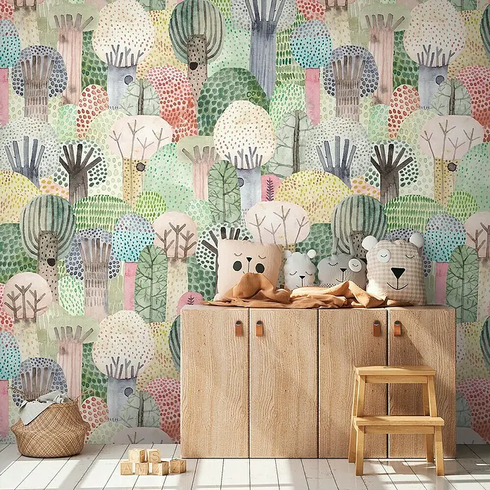 A.S. Création The Wall 3 Fototapete Buntes Bäume-Allover - B x H: 159 x 280 cm, Vlies - Buntes Kinderzimmer mit Waldtapete, Holzhocker, Korb und Spielzeug. Niedliche Bärenkissen auf dem Holzschrank.