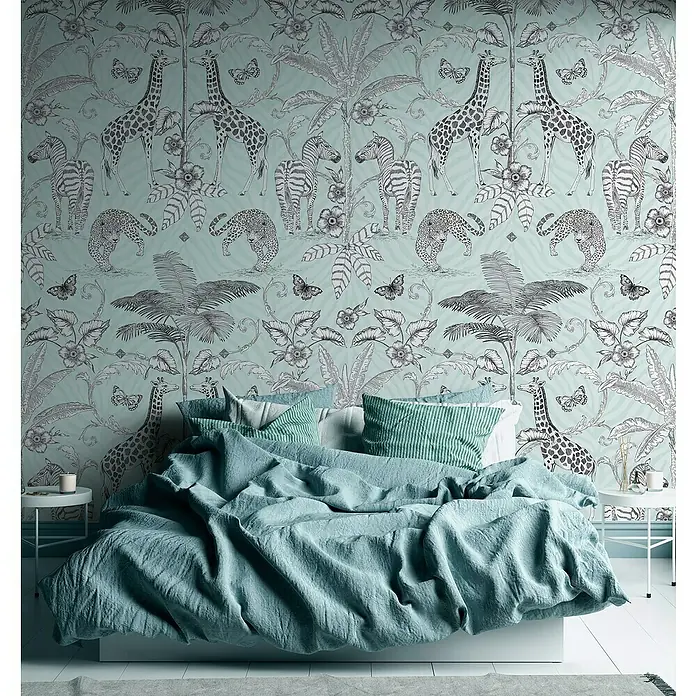 A.S. Création The Wall 2 Fototapete Dschungel mit Tieren - B x H: 159 x 280 cm, Vlies - Schlafzimmer mit einem Bett mit blauer Bettwäsche vor einer Wand mit einer Dschungeltapete mit Tieren.