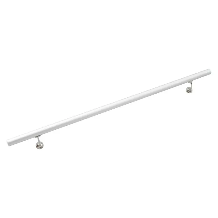 Treba Frewa Handlauf-Set H27 - Aluminium, Weiß, Länge: 1.500 mm - Ein silberner Handlauf mit Halterungen an einer schwarzen Wand, ideal für Treppen oder Flure, die Sicherheit und Stil benötigen.