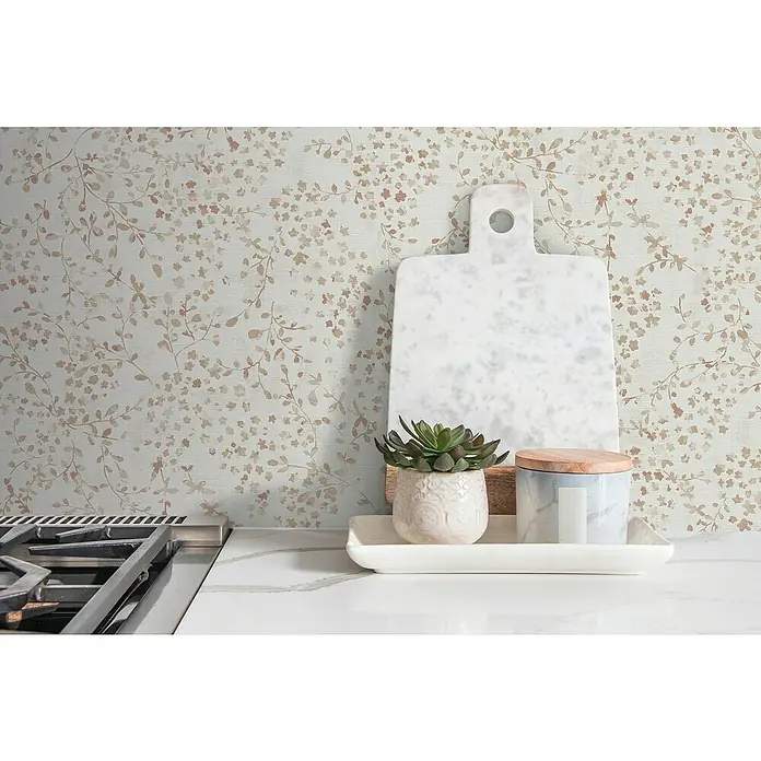 A.S. Création Pintwalls 2 Vliestapete Blumen - Creme-Beige-Braun, Floral, 10,05 x 0,53 m - Nahaufnahme von dekorativen Küchenutensilien, darunter ein marmoriertes Schneidebrett, ein Topf mit Holzdeckel und eine Sukkulente, vor einer floralen Tapete.