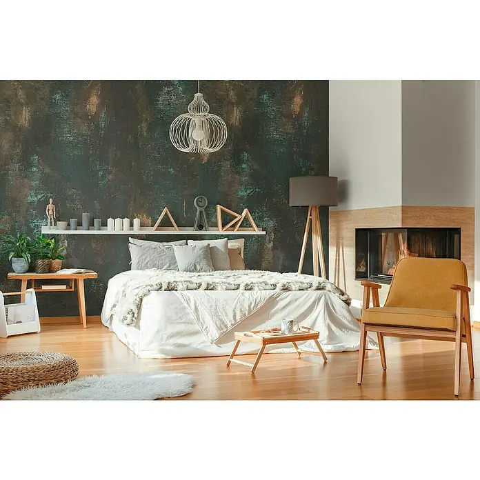 A.S. Création The Wall 2 Fototapete Putz - B x H: 212 x 280 cm, Vlies - Ein stilvolles Schlafzimmer mit einem großen Bett, einem Sessel, einem Kamin und dekorativer Beleuchtung schafft eine gemütliche Atmosphäre.