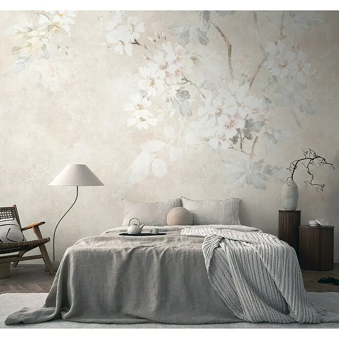 A.S. Création The Wall 3 Fototapete Pastell-Blumen - B x H: 371 x 280 cm, Vlies - Schlafzimmer mit einem eleganten Bett und einer Wandtapete mit zarten floralen Mustern, die eine ruhige und entspannende Atmosphäre schafft.