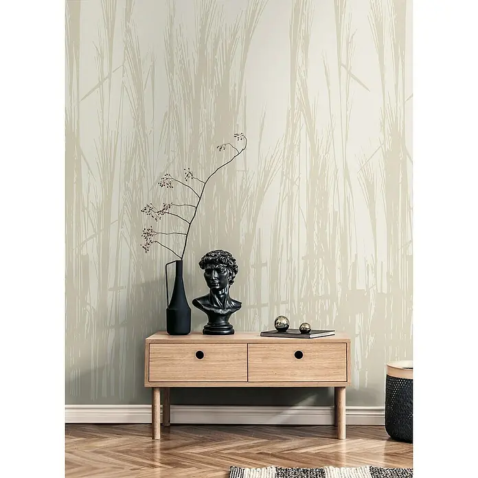 A.S. Création The Wall 3 Fototapete Gräser - B x H: 159 x 280 cm, Vlies - Elegantes Sideboard aus hellem Holz mit Schubladen, verziert mit einer dunklen Vase, einer Büste und goldenen Kugeln, vor einer stilvollen Wand.