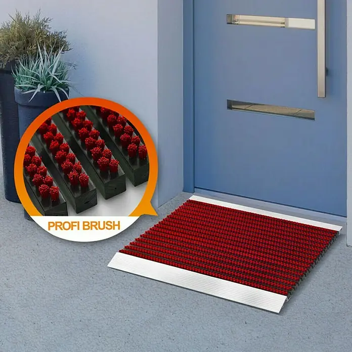 Fußmatte Profi Brush - Rot, 60 x 40 cm, 100 % Nylon - Eine rote Profi Brush Fußmatte mit Aluminiumrahmen vor einer blauen Tür, ideal für den Eingangsbereich.