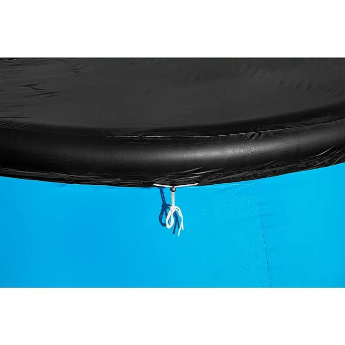Bestway Pool-Abdeckplane - Durchmesser: 240 cm, Kunststoff - Nahaufnahme eines blauen Pools mit schwarzer Abdeckung, befestigt mit einer weißen Kordel, die einen klaren Kontrast bietet.