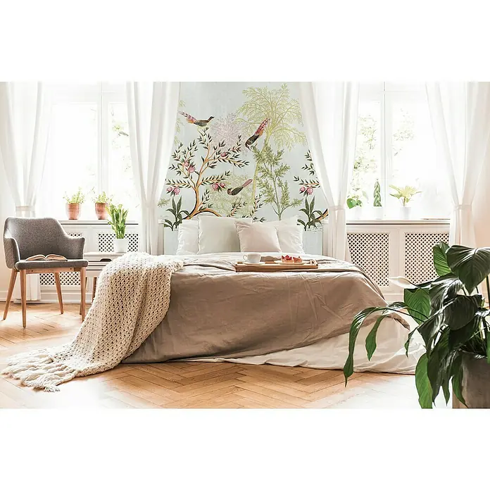 A.S. Création The Wall 3 Fototapete Bäume mit Vögeln - B x H: 159 x 280 cm, Vlies - Elegantes Schlafzimmer mit einem bequemen Bett, das zum Entspannen einlädt. Die floralen Akzente und das natürliche Licht schaffen eine ruhige Atmosphäre.