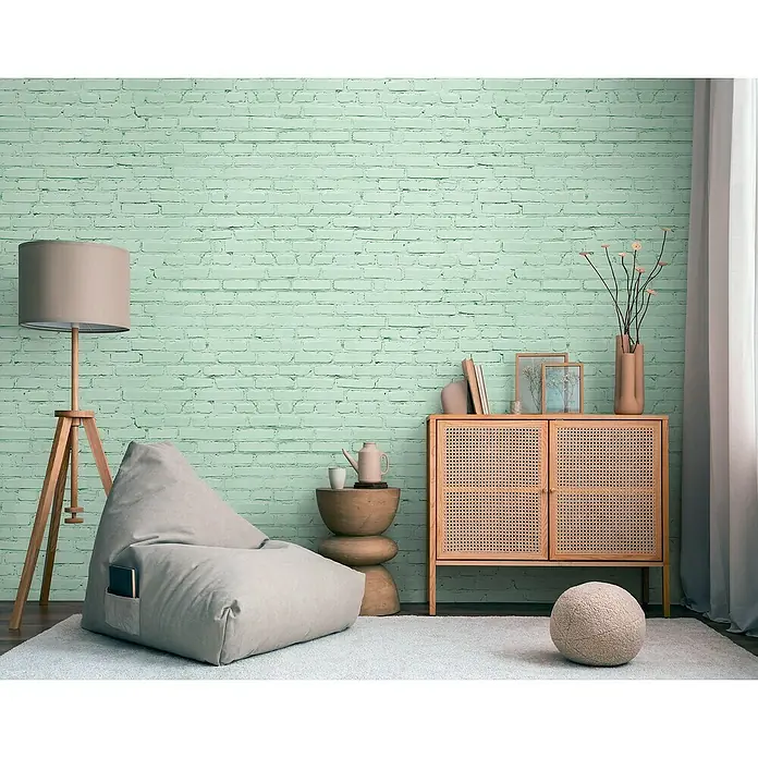 A.S. Création The Wall 3 Fototapete Türkisgrüne Steinwand - B x H: 159 x 280 cm, Vlies - Wohnzimmer mit Sitzsack, Beistelltisch, Schrank und Stehlampe vor einer grünen Ziegelwand.