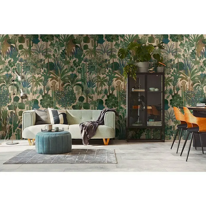 A.S. Création The Wall 3 Fototapete Wald - B x H: 159 x 280 cm, Vlies - Wohnzimmer mit grünem Sofa, blauem Hocker und Dschungeltapete. Elegantes Design für ein modernes Zuhause.