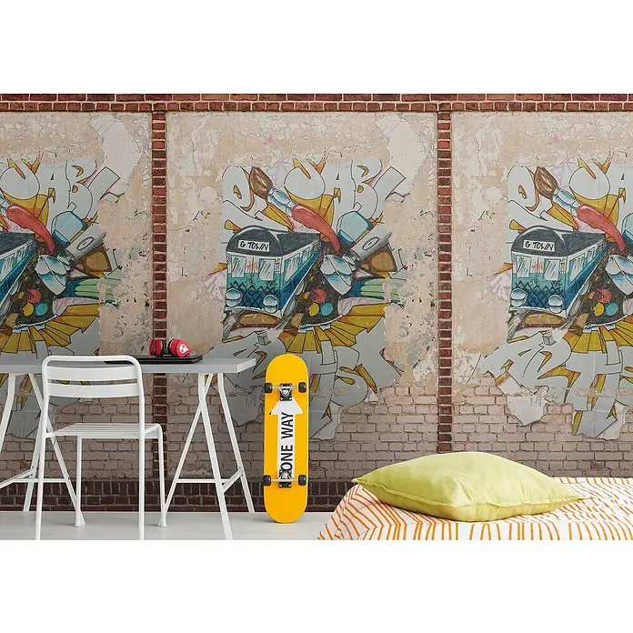 A.S. Création The Wall 2 Fototapete Steinwand Graffiti I - B x H: 159 x 280 cm, Vlies - Ein gelbes Skateboard mit der Aufschrift "One Way" lehnt an einer Wand mit Graffiti. Ein Schreibtisch und ein Kissen sind ebenfalls zu sehen.