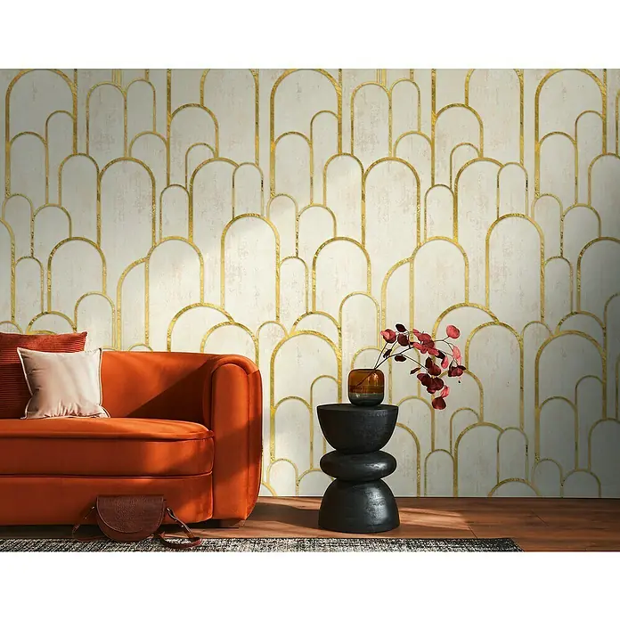 A.S. Création The Wall 3 Fototapete Artdeco II - B x H: 159 x 280 cm, Vlies - Ein stilvolles Interieur mit einer orangefarbenen Couch und einer Wand mit goldenem Art-Déco-Muster.