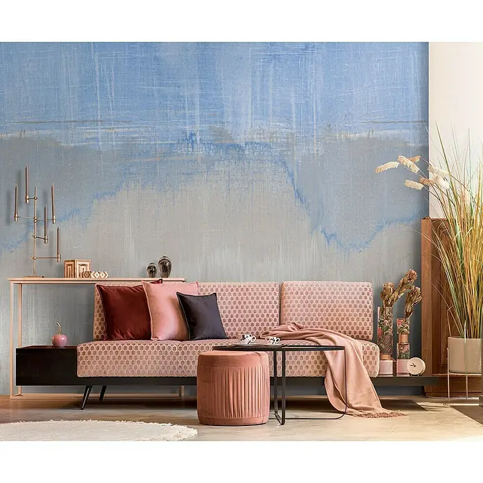 A.S. Création The Wall 2 Fototapete Farbverlauf - B x H: 212 x 280 cm, Vlies - Einrichtungsidee mit einem gemusterten Sofa mit Kissen, Beistelltisch und Dekorationsgegenständen vor einer blau gestrichenen Wand.