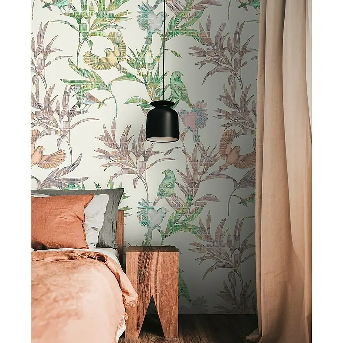 A.S. Création The Wall 3 Fototapete Blätter und Vögel - B x H: 159 x 280 cm, Vlies - Schlafzimmer mit floral gemusterter Tapete, Bett und Lampe.