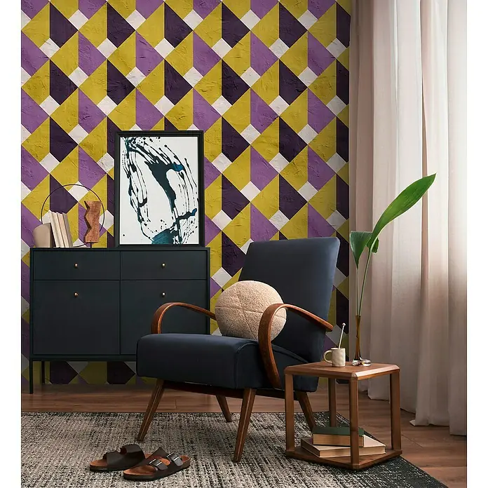 A.S. Création The Wall 3 Fototapete 3D-Grafik - B x H: 159 x 280 cm, Vlies, Violett-Gelb-Weiß - Wohnzimmer mit blauem Sessel, Kommode, Tisch und dekorativer Wand mit geometrischem Muster.