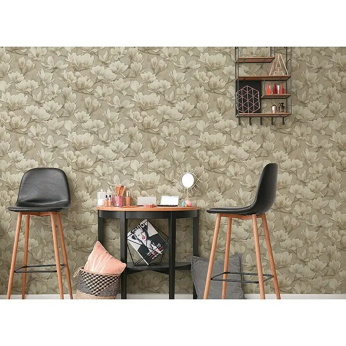 A.S. Création Pintwalls 2 Vliestapete Magnolien - Beige-Creme-Weiß, Floral, 10,05 x 0,53 m - Dekorativer Raum mit Hockern, Schminktisch und Wandregal, Tapete mit floralem Muster.