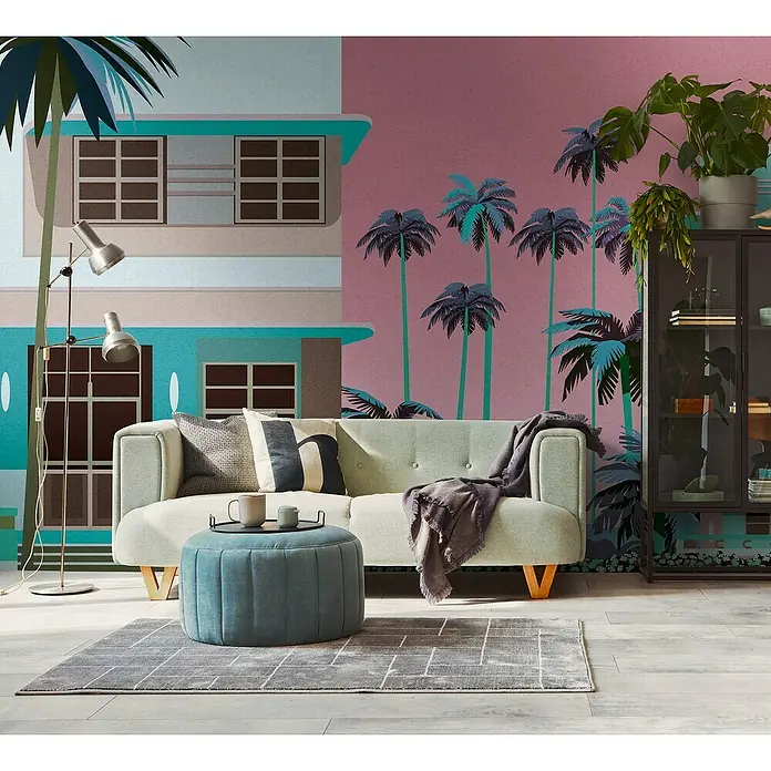 A.S. Création The Wall 3 Fototapete Florida - B x H: 371 x 280 cm, Vlies - Ein hellgrünes Sofa mit Kissen und eine blaue Fußbank auf einem grauen Teppich vor einer bunten Wand. Elegante und farbenfrohe Wohnraumgestaltung.
