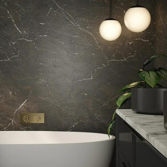 Wetwall Wandpaneel Elite - 16 x 242 cm, Rosso Levanto, Abgerundete Kante - Elegantes Badezimmer-Interieur mit freistehender Badewanne, Marmorwand und stilvollen Pendelleuchten. Die Kombination aus Weiß, Schwarz und Gold wirkt sehr edel.