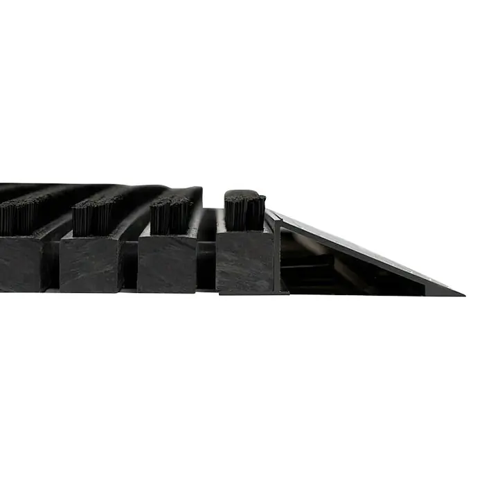 Fußmatte Power Brush - Schwarz, 60 x 40 cm, 100 % Nylon - Eine Nahaufnahme einer schwarzen Fußmatte mit Bürsten, die zum Reinigen von Schuhen verwendet wird. Ideal für den Eingangsbereich.