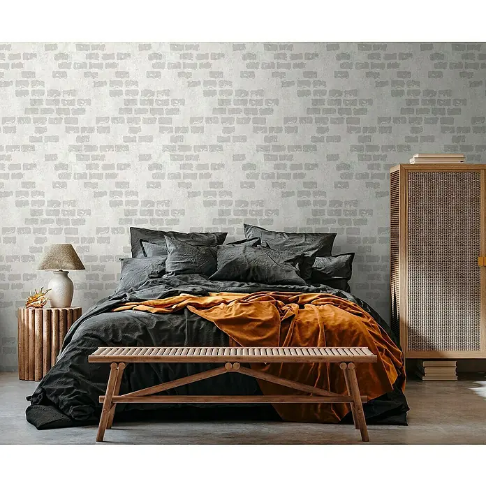 A.S. Création The Wall 3 Fototapete Steinwand - B x H: 159 x 280 cm, Vlies - Schlafzimmer mit stilvollem Schrank, Bett mit dunkler Bettwäsche und einer ockerfarbenen Decke sowie einer dekorativen Bank.