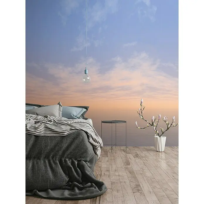 A.S. Création The Wall 2 Fototapete Himmel - B x H: 265 x 280 cm, Vlies - Schlafzimmer Interieur mit Himmel Wandbild, Bettwäsche in Grautönen und einer Nachttischlampe, die von der Decke hängt.