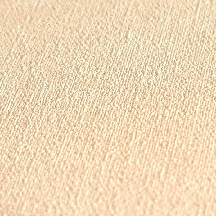 A.S. Création Metropolitan Stories Hot Spots Vliestapete - Creme-Rosa, Uni, 10,05 x 0,53 m - Detailaufnahme eines beige-farbenen, strukturierten Wandbelags, der eine textile Anmutung vermittelt und eine warme, einladende Atmosphäre erzeugt.