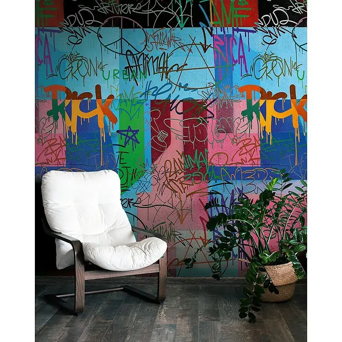 A.S. Création The Wall 3 Fototapete Graffiti - B x H: 159 x 280 cm, Vlies - Bequemer Sessel mit weißem Kissen und einem dekorativen Wandhintergrund, ideal für eine entspannte Atmosphäre.