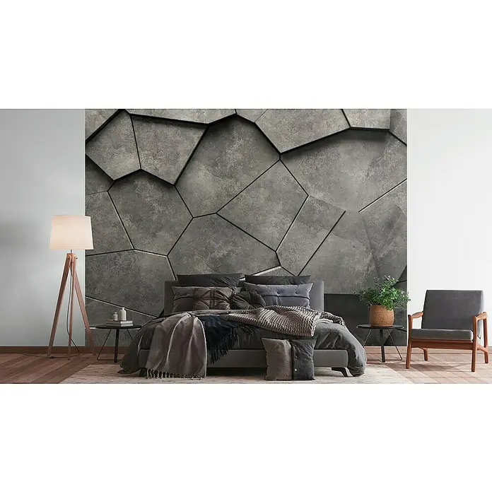 A.S. Création The Wall 3 Fototapete Felswand - B x H: 371 x 280 cm, Vlies - Schlafzimmer mit grauem Bett und dekorativer Wandtapete, neben einem Sessel und einer Stehlampe.