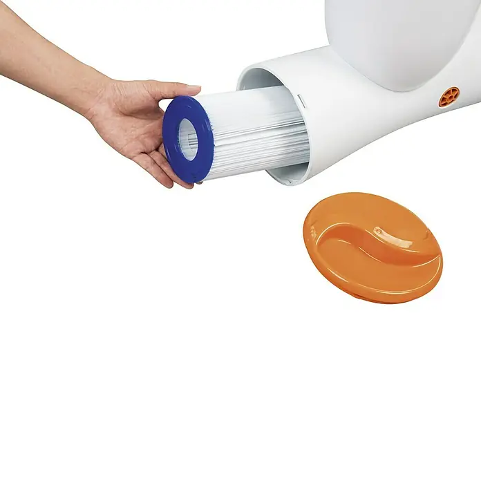 Bestway Filterkartusche - Filterleistung: 5.678 l/h - Ein Filter wird in ein Poolsystem eingesetzt, daneben liegt ein oranger Deckel.