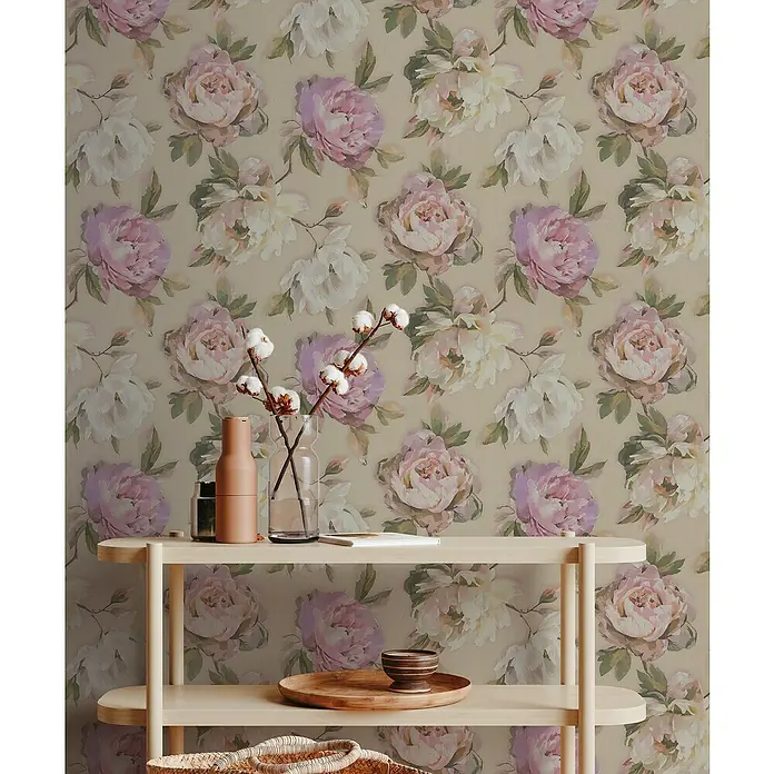 A.S. Création Pintwalls 2 Vliestapete Pfingstrosenblüten - Violett-Pink-Grün, Floral, 10,05 x 0,53 m - Nahaufnahme eines hellen Holzregals mit Dekoration vor einer Wand mit zartem Blumenmuster.