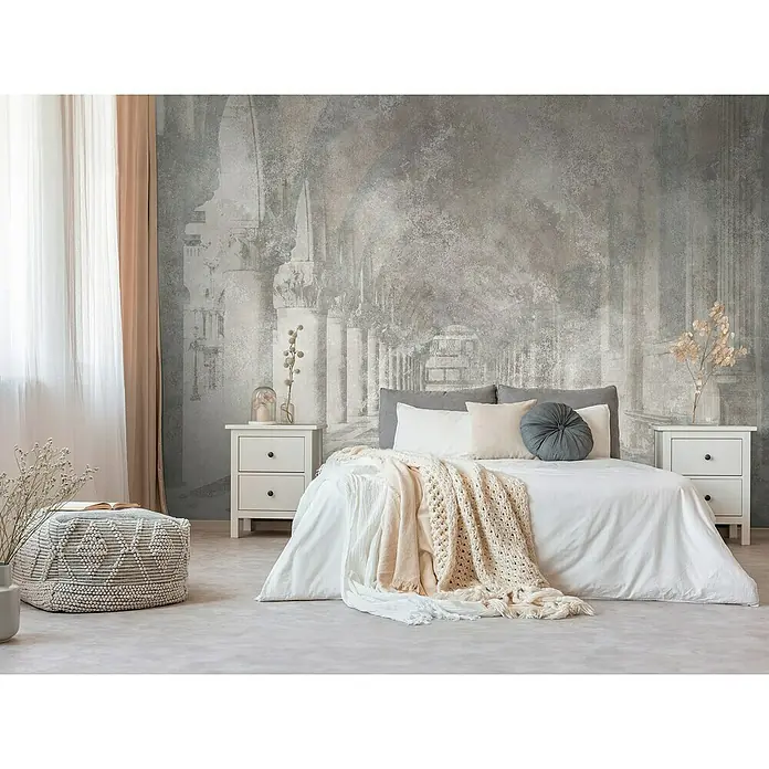A.S. Création The Wall 3 Fototapete Antik - B x H: 371 x 280 cm, Vlies - Schlafzimmer mit einem weißen Bett, Nachttischen und einer grauen Wandtapete mit Architekturmuster für eine ruhige Atmosphäre.