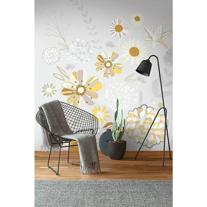 A.S. Création The Wall 2 Fototapete Blume pastell - B x H: 159 x 280 cm, Vlies - Gemütlicher Raum mit einem modernen Stuhl, einer Decke und einer floralen Wandtapete. Die Lampe und der Teppich ergänzen das einladende Ambiente.