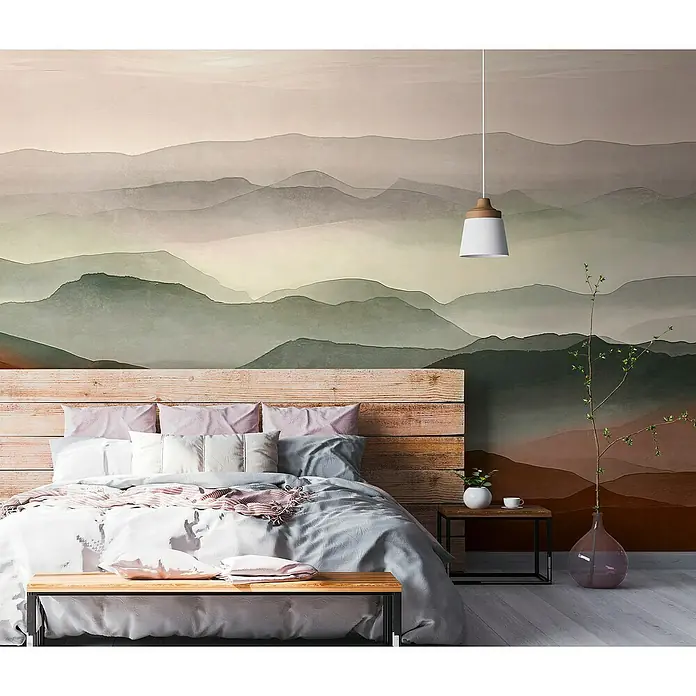 A.S. Création The Wall 3 Fototapete Künstlerische Landschaft - B x H: 371 x 280 cm, Vlies - Schlafzimmer mit einer Holzkopfende und einem Wandbild von Bergen, das eine ruhige und natürliche Atmosphäre schafft.