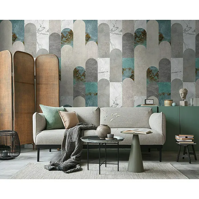 A.S. Création The Wall 3 Fototapete Artdeco I - B x H: 159 x 280 cm, Vlies - Stilvolles Wohnzimmer mit beigem Sofa, Couchtisch und dekorativer Wandgestaltung in Naturtönen für ein gemütliches Ambiente.