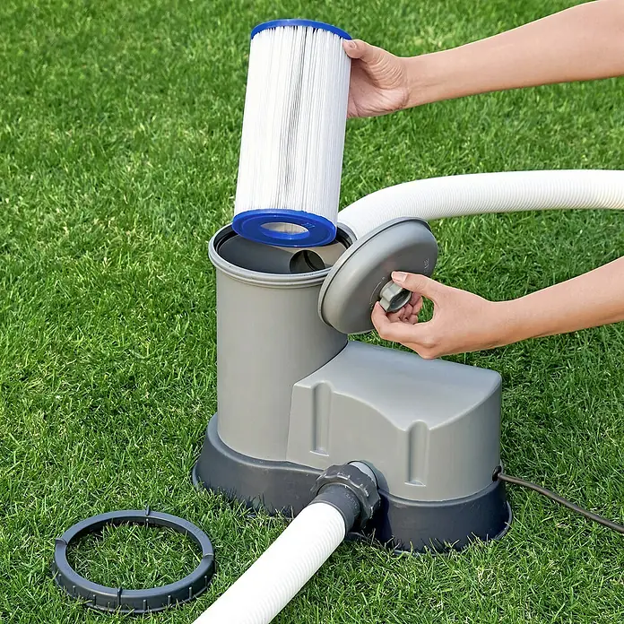 Bestway Filterkartusche - Filterleistung: 5.678 l/h - Poolfilterpumpe mit Filterkartusche und Zubehör auf grünem Rasen.