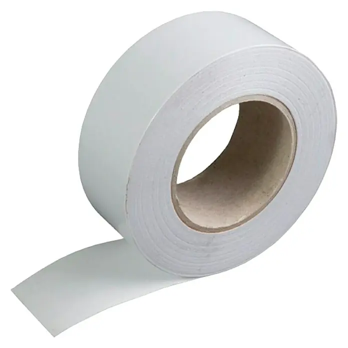 Dakota Film adhesivo Tapajuntas - Blanco, L x An: 90 m x 5 cm - Primer plano de un rollo de cinta adhesiva blanca con un núcleo de cartón, ideal para material de oficina y embalaje.