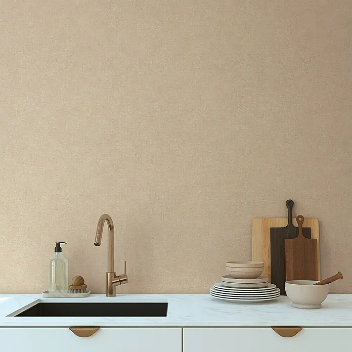 A.S. Création Metropolitan Stories Hot Spots Vliestapete - Beige, Uni, 10,05 x 0,53 m - Eine moderne Küchenspüle mit Armatur, Seifenspender und Geschirr auf einer sauberen, weißen Arbeitsplatte.