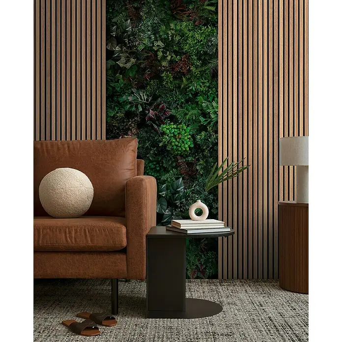 A.S. Création The Wall 3 Fototapete Holzpaneel mit Dschungel-Ausschnitt I - B x H: 159 x 280 cm, Vlies - Nahaufnahme eines braunen Ledersofas mit einem runden Kissen, einem Beistelltisch und einer Wandverkleidung.
