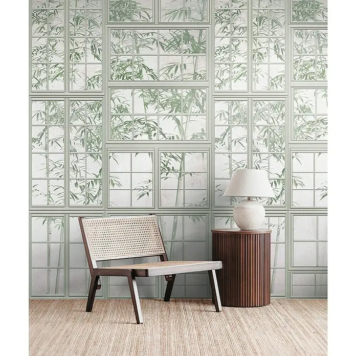 A.S. Création The Wall 3 Fototapete Bambus - B x H: 159 x 280 cm, Vlies - Einrichtung mit Rattansessel und Beistelltisch unter einer Fensterpaneel-Tapete mit Bambusmotiven, die ein elegantes Raumambiente schaffen.