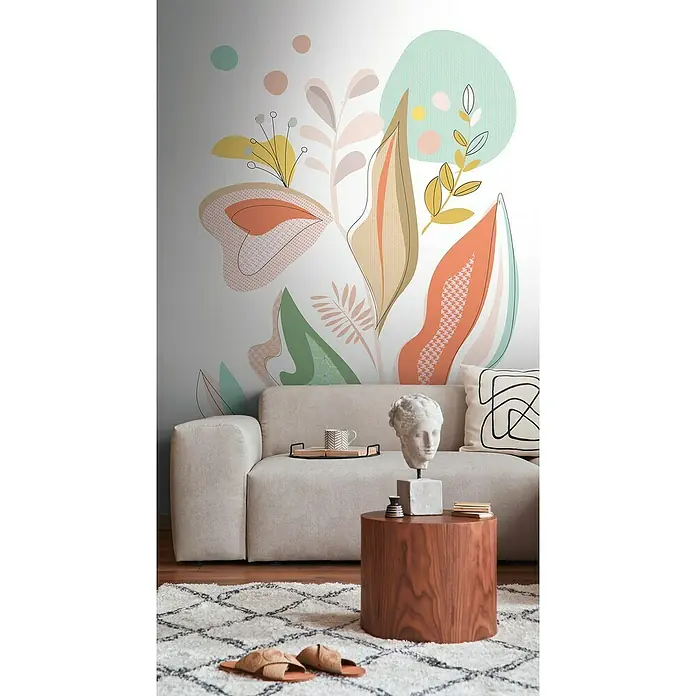A.S. Création The Wall 2 Fototapete Grafische Blätter - B x H: 159 x 280 cm, Vlies - Wohnzimmer mit einem beigen Sofa, einem Holztisch und einer abstrakten Wandmalerei mit Pflanzenmotiven.
