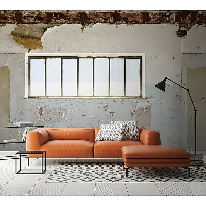 A.S. Création The Wall 2 Fototapete Zimmerwand - B x H: 371 x 280 cm, Vlies - Ein modernes Wohnzimmer mit einem orangefarbenen Ledersofa und einem passenden Hocker auf einem gemusterten Teppich. Eine Stehlampe und ein Regal ergänzen das Ensemble.