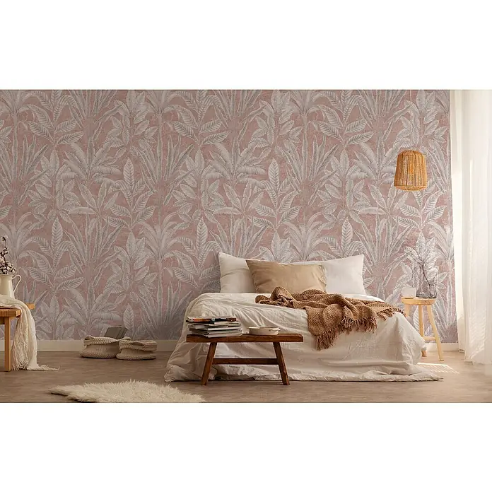 A.S. Création The Wall 2 Fototapete Blätter - B x H: 159 x 280 cm, Vlies - Zimmer mit stilvoller Blättertapete in Rosa und Weiß. Der Raum ist mit einem Bett, einem Nachttisch und einer dekorativen Lampe ausgestattet.