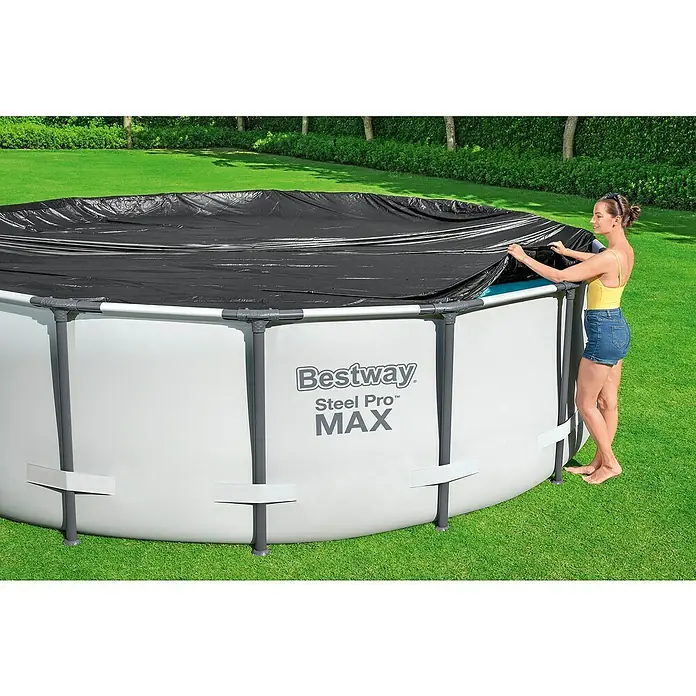 Bestway Pool-Abdeckplane - Kunststoff - Bestway Steel Pro MAX Pool mit schwarzer Abdeckung im Garten, eine Frau entfernt die Abdeckung.