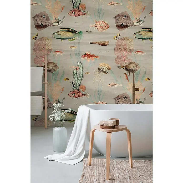 A.S. Création The Wall 3 Fototapete Fische - B x H: 159 x 280 cm, Vlies, Grau-Bunt-Rosa - Badezimmer mit Badewanne, Hocker und Unterwasser-Tapete mit Fischen.