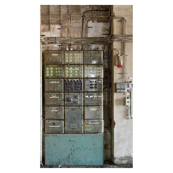 A.S. Création The Wall 2 Fototapete Fabrikhalle Sicherungskasten - B x H: 159 x 280 cm, Vlies - Schalttafel mit zahlreichen Anzeigen und Schaltern in einem verlassenen Industrieraum, umgeben von alten Rohren und Kabeln.