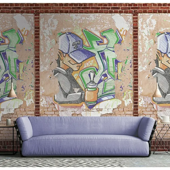 A.S. Création The Wall 2 Fototapete Steinwand Graffiti II - B x H: 159 x 280 cm, Vlies - Gemütliches lila Sofa vor einer Wand mit Graffiti-Kunst. Ein stilvolles Möbelstück, das jedem Raum eine besondere Note verleiht.