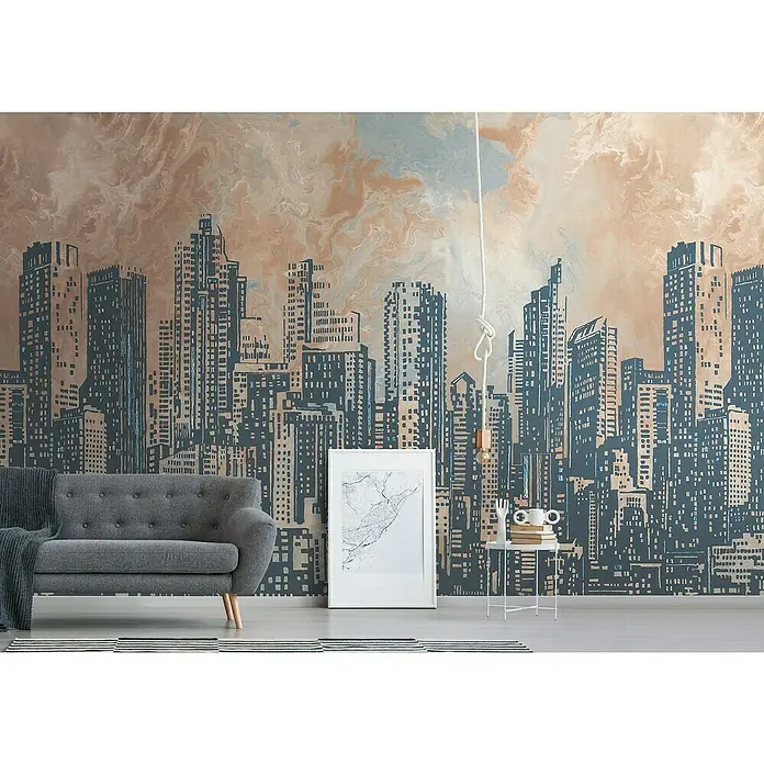 A.S. Création The Wall 2 Fototapete Skyline - B x H: 371 x 280 cm, Vlies - Elegante Wohnzimmeransicht mit stilvollem grauem Sofa und modernem Stadtbild-Tapetenhintergrund, die ein anspruchsvolles Ambiente schafft.