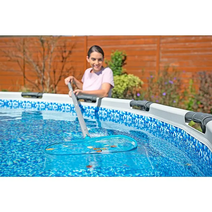 Bestway Poolsauger-Set AquaSurge - Türkis - Eine Frau reinigt einen Pool mit einem Kescher, um Blätter zu entfernen. Sauberes Poolwasser ist wichtig für unbeschwerten Badespaß.